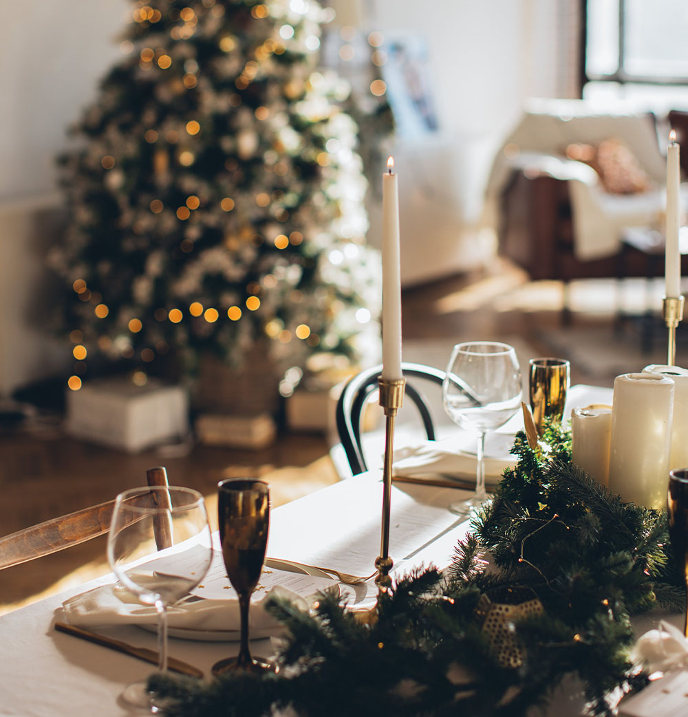 Vánoční výzdoba interiéru a štědrovečerní stůl s rákosem a svíčkami