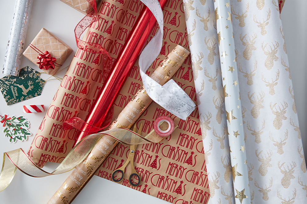 Balicí papír na vánoční dárky, stuhy a balicí doplňky.