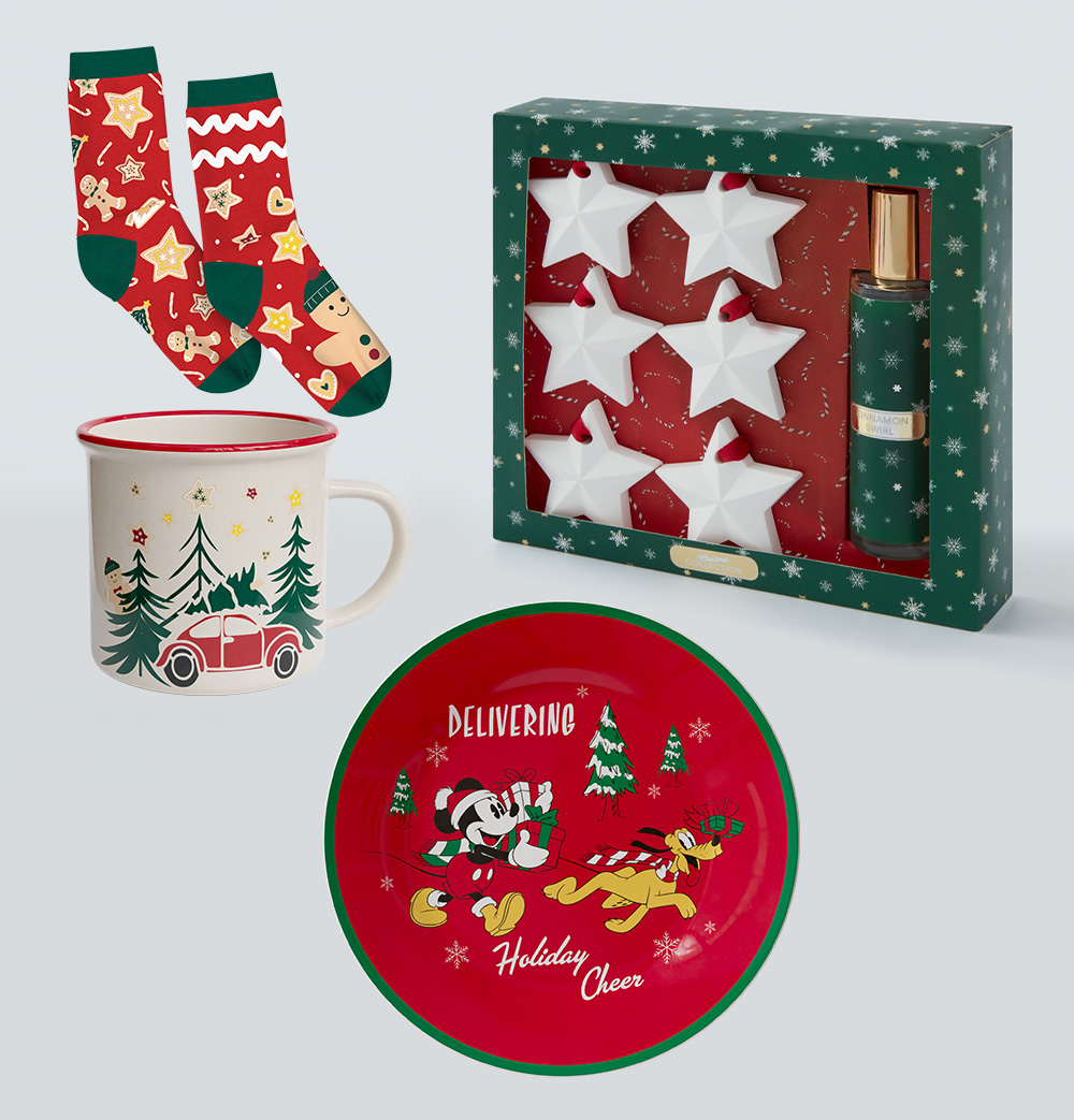 Vánoční sada, vánoční ponožky a hrnky a nádobí s motivem Mickey Mouse k zakoupení v prodejnách Pepco.