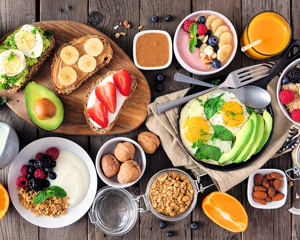 Stůl se zdravými produkty: ovoce, zelenina, ovesné vločky