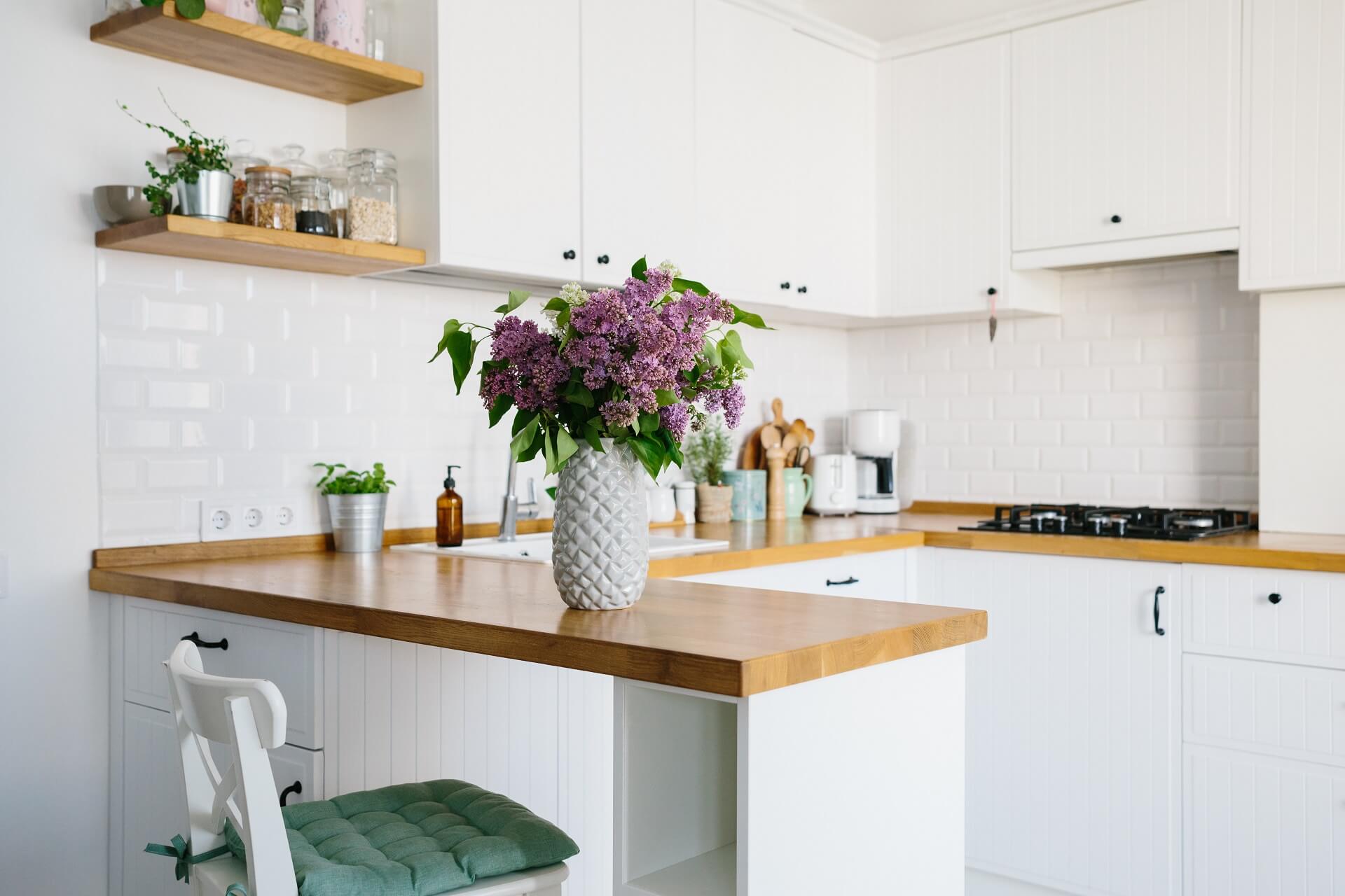 Malá kuchyně s bílým nábytkem ve skandinávském stylu.