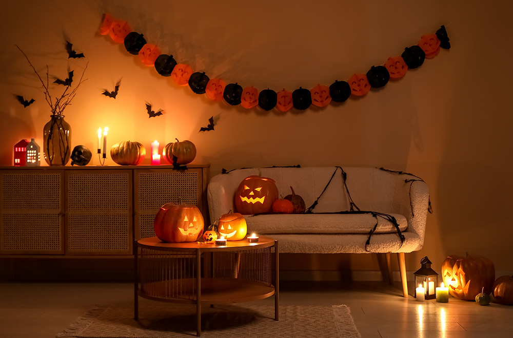 Obývací pokoj s dýňovými lucernami a halloweenskými dekoracemi