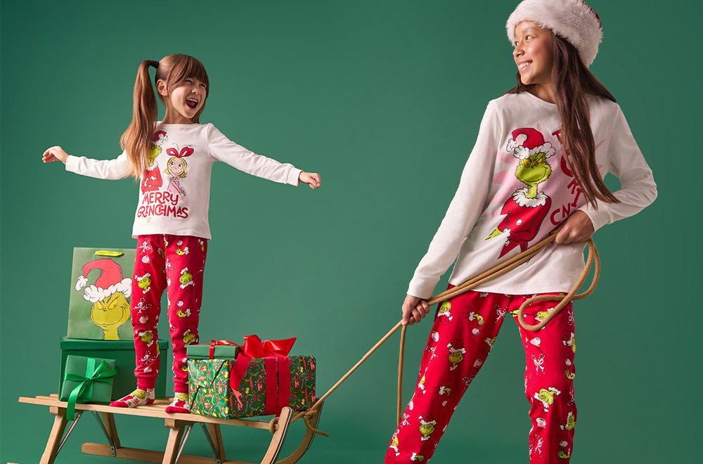Dívky si hrají v pyžamu s Grinchem