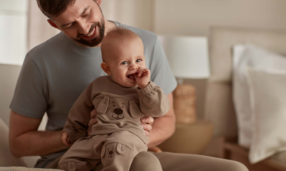 Dítě na klíně otce