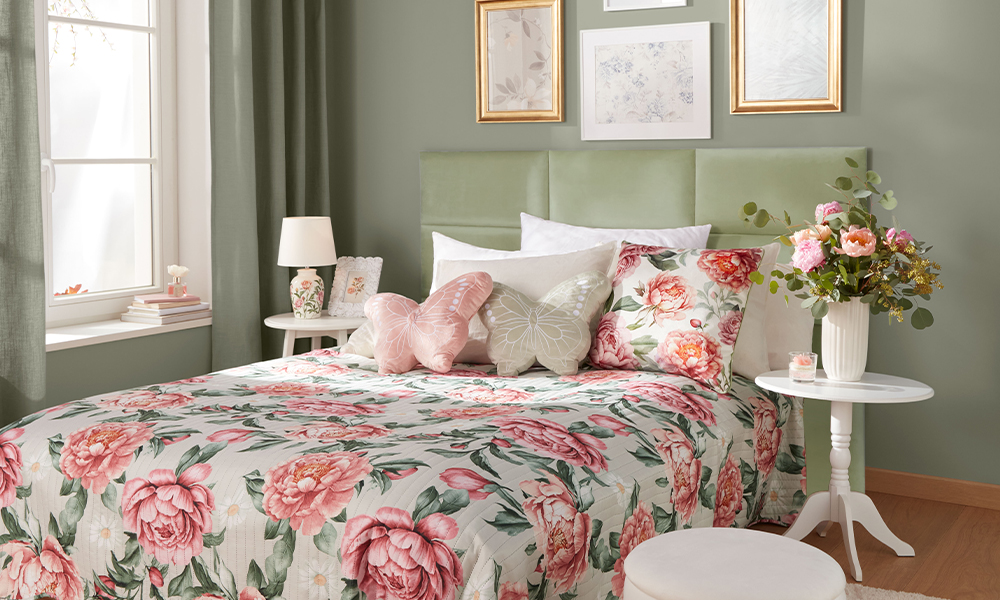 Ložnice vyzdobená doplňky s motivem pivoňky