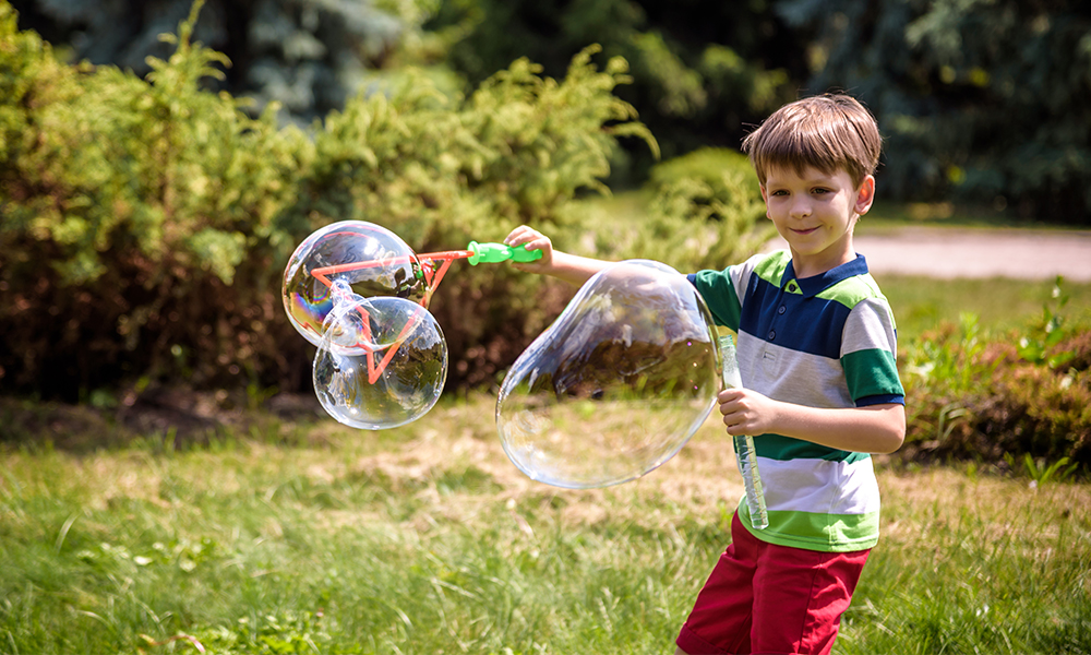 Chlapec fouká bubliny